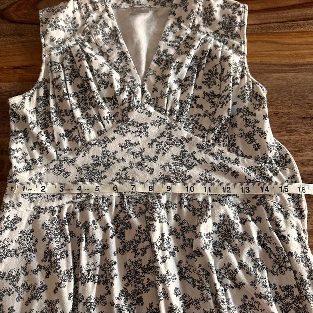 Black and White Sleeveless Dress - Picture 6 of 7